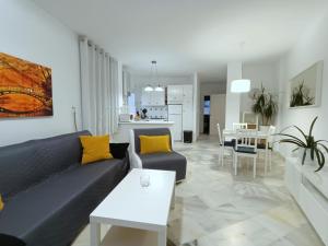 内尔哈Apartamentos StarNerja en Stella Maris的客厅配有沙发和桌子