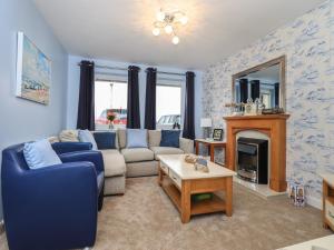 WigtonSolway View的客厅设有蓝色的沙发和壁炉