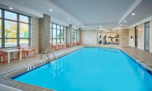 奥克维尔Holiday Inn & Suites Oakville at Bronte, an IHG Hotel的在酒店房间的一个大型游泳池
