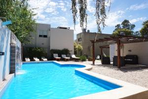 查斯科穆斯Laguna Park Duplex & Suites的一座房子后院的游泳池