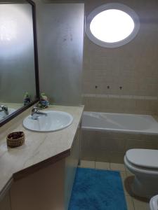 迪拜Cherrywood House的一间带水槽、卫生间和镜子的浴室