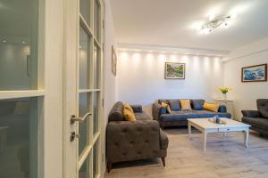 科托尔Boka View Luxury Suite - With free Garage Parking的客厅配有两张沙发和一张桌子
