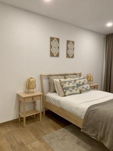 科维良Art'Estrela的一间卧室配有一张床和一张边桌