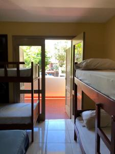 恩卡纳西翁拉卡萨佩德罗旅馆的客房设有三张双层床和庭院。