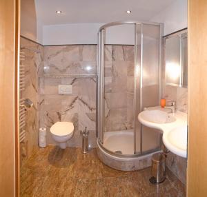 施文道Hotel Restaurant Sidan的带淋浴、卫生间和盥洗盆的浴室