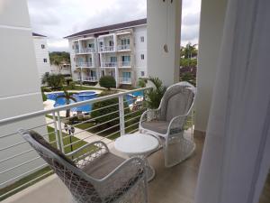 苏莎亚Luxury in the Caribbean的一个带桌椅的阳台和一座建筑