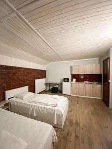 利沃夫利沃夫旅馆的一间大型客房,设有两张床和厨房