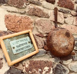 Chã da IgrejaEcolodge Kasa D'Igreja的石球旁石墙上的一块牌
