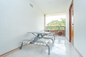 内瓦Ayenda Santander的带庭院的客房内的桌椅
