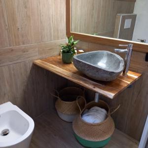 圣文森特mansarda roulette的木制架子上带水槽的浴室和卫生间