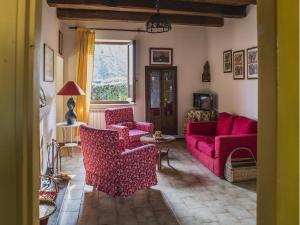 AmandolaBelvilla by OYO Terrazze的客厅配有红色的沙发和椅子