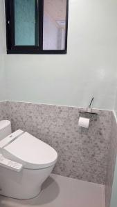 安平区胖蝸牛親子民宿的浴室设有白色的卫生间和镜子