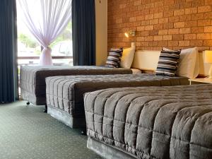 纳兰德拉纳兰德拉纽维尔汽车旅馆的酒店客房设有两张床和窗户。