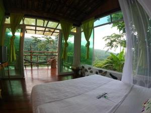 莫科阿Alojamiento rural Bellavista Experiences的一间卧室设有一张床和享有美景的大窗户