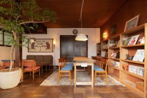 小田原市Ryokan Plum的一间带桌椅的用餐室