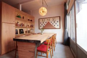 小田原市Ryokan Plum的用餐室配有大型木桌和椅子