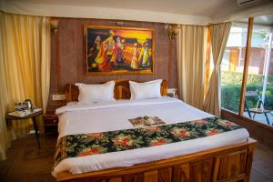焦特布尔Kurja Resort Balsamand的一间卧室配有一张壁画床