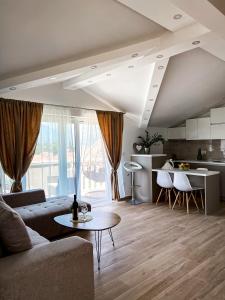 蒂瓦特Mavalux apartments的客厅配有沙发和桌子