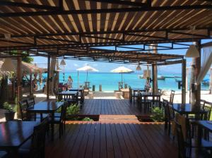 丽贝岛撒丽萨度假酒店的一间设有桌椅的海洋餐厅
