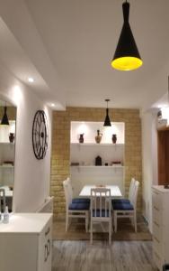 扎布利亚克Apartments Beka的一间配备有白色桌椅的用餐室