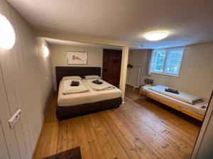 多恩比恩Wood Lodge的小房间,配有床和床,西德西德西德