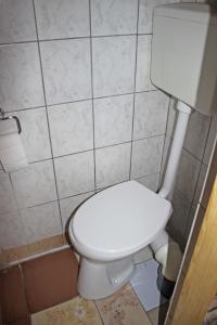 维也纳Private Zimmervermietung的一间位于客房内的白色卫生间的浴室