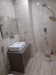 Hotel Zoon Dabb Srinagar airport kashmir的一间浴室