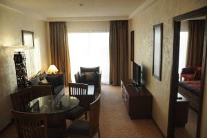 比绍Hala Hotel & Aqua Park的酒店客房设有客厅和客厅。