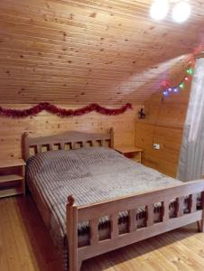 亚列姆切Holiday Home Melodiya Karpat的小木屋内一间卧室,配有一张床
