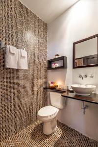 阿拉胡埃拉ALAJUELA CITY Hotel & Guest House的浴室配有白色卫生间和盥洗盆。