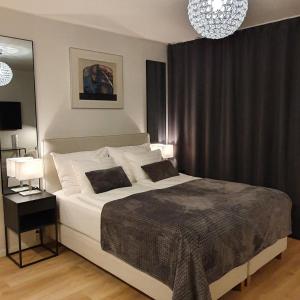 奥卢Myplace in Oulu Studio Koulukatu的卧室配有一张带两个枕头的大白色床