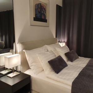 奥卢Myplace in Oulu Studio Koulukatu的卧室配有白色的床和2个枕头