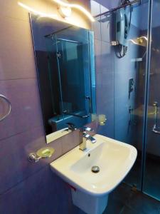 科伦坡VIVAS Residencies Luxury Apartments的一间带水槽、淋浴和镜子的浴室