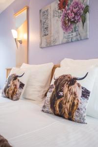 温特贝格Hotel Kiepenkerl的一张带两个公牛枕头的床