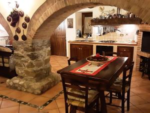 BoianoI Malatesta的厨房配有一张桌子,上面放着一碗水果