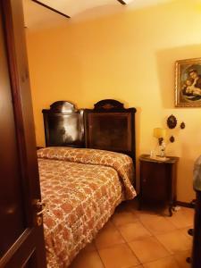BoianoI Malatesta的一间卧室配有一张床和一张带台灯的桌子
