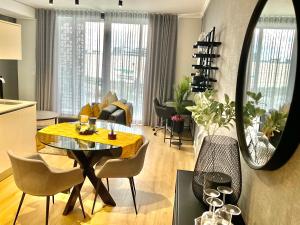 米德兰5 Star Elegant Apartments, Ellipse Waterfall City, Midrand, Johannesburg的客厅设有餐桌和镜子