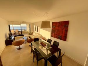 埃斯特角城Quartier Punta Ballena 2 dorm en suite的客厅配有桌椅和沙发