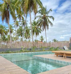 佩德拉斯港Patacho Beach - Milagres - Rota Ecológica的一个带长凳和棕榈树的游泳池