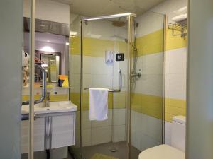 郴州7天连锁酒店郴州高铁西站店的带淋浴、盥洗盆和卫生间的浴室
