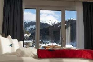 滨湖采尔Falcon Suites Zell am See的卧室设有窗户,享有山景。