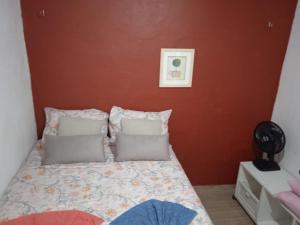 瓜拉米兰加Casa da Fernanda的一间卧室配有一张红色墙壁的床