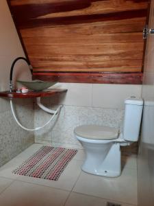 圣若昂-达巴拉Casa/chalé Furnas - Capitólio MG的一间带卫生间和木制天花板的浴室