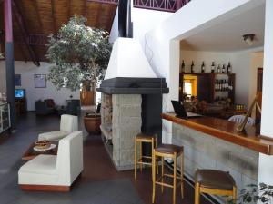 Luján卢汉酒店的一间设有带壁炉的酒吧的餐厅