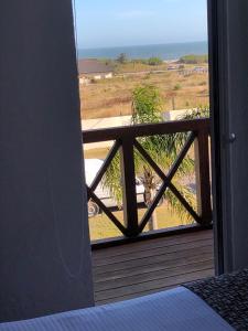 埃斯特角城Punta del Este San Marcos Eco Hotel的客房设有海景阳台。