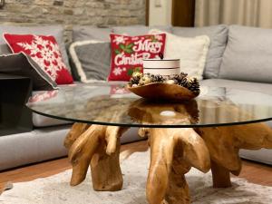 班斯科Pirin Golf and Spa Luxury Chalet的树 ⁇ 桌子顶上的玻璃咖啡桌