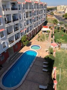 赫尔格达Hurghada Village sea view的公寓大楼旁设有游泳池