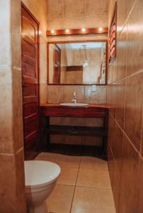 杰里科科拉Vila Moana Jeri的一间带卫生间、水槽和镜子的浴室