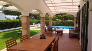 卡拉恩·布拉內斯Villa Violeta的一个带桌椅的庭院和一个游泳池