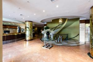 乌贝达RL乌韦达城市酒店的酒店大堂,设有楼梯